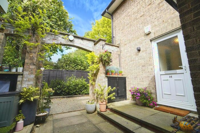 1 Bedroom Flat To Rent In Manor House Croft, Adel, Leeds, LS16