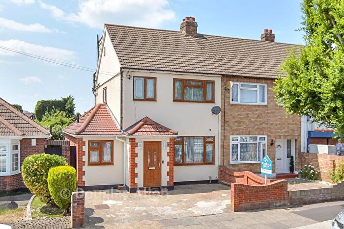 4 Bedroom End Of Terrace House For Sale In Fairview Avenue, Rainham, Essex, RM13