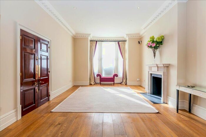 2 Bedroom Flat To Rent In Addison Crescent, London, W14