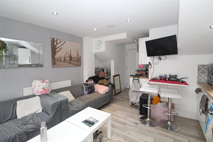 6 Bedroom Terraced House To Rent In Parkfield Place, Cardiff, CF14