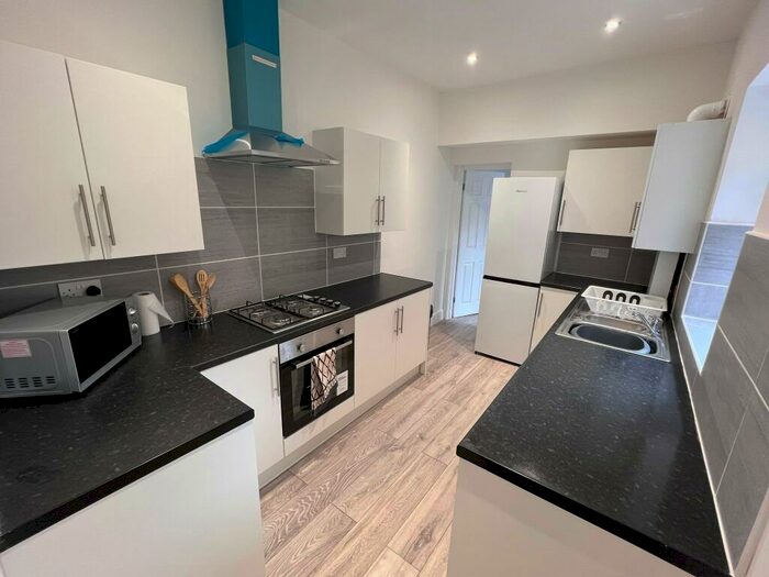 4 Bedroom Semi-Detached House To Rent In Pershore Road, B30