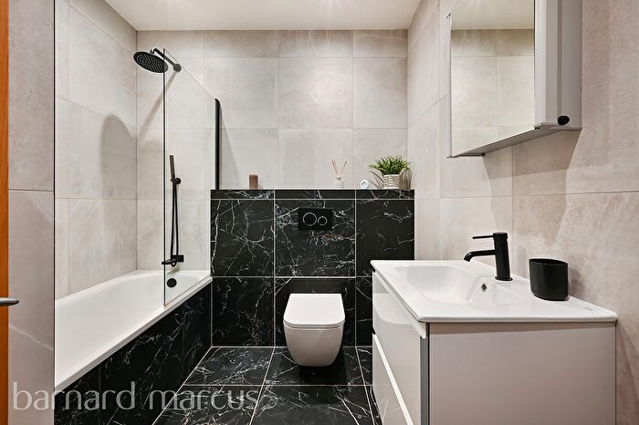 3 Bedroom Flat To Rent In Lyham Road, London, SW2