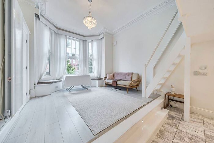 2 Bedroom Flat To Rent In Madeley Road, Ealing Broadway, London, W5