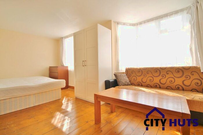 Studio To Rent In Walpole Road, London, N17