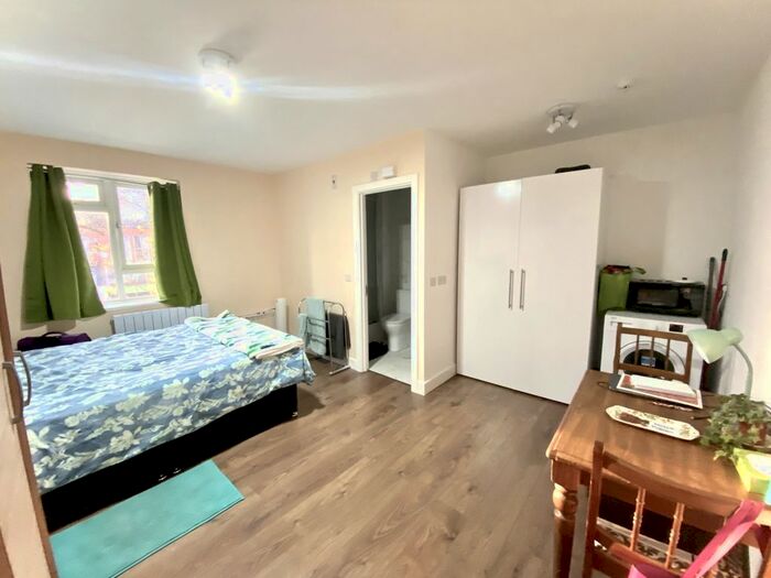 Studio To Rent In Colney Hatch Lane, London, N10