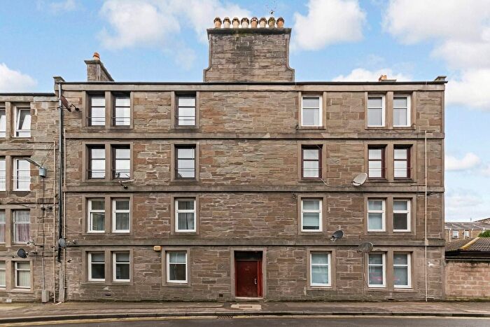 2 Bedroom Flat To Rent In Baldovan Terrace, Stobswell, Dundee, DD4