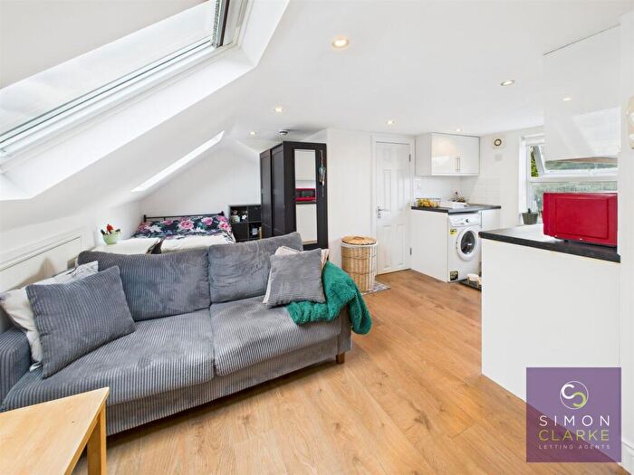 Apartment To Rent In High Road, North Finchley, (inc W/Rates), N12