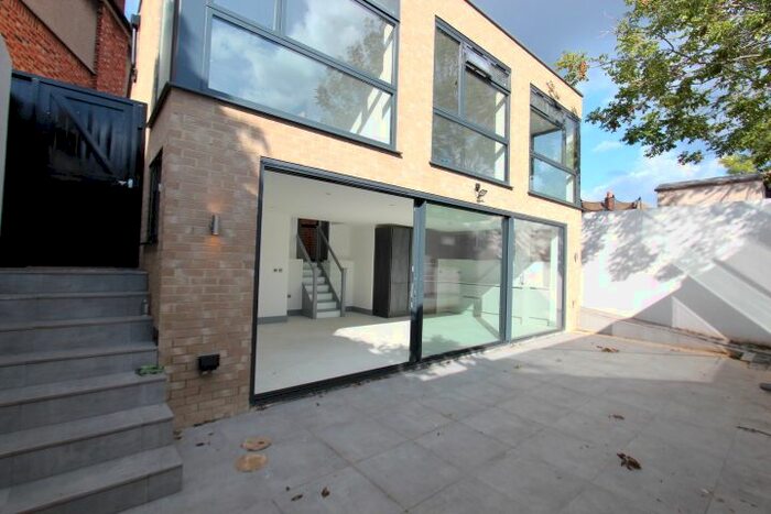 3 Bedroom Detached House To Rent In Porch Way, Barnet, London, N20