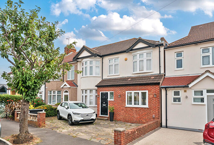 5 Bedroom End Of Terrace House For Sale In Hamilton Avenue, Romford, RM1