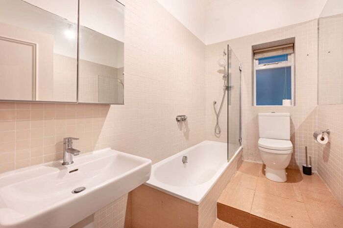 2 Bedroom Flat For Sale In Willesden Lane, Brondesbury Park, London, NW2