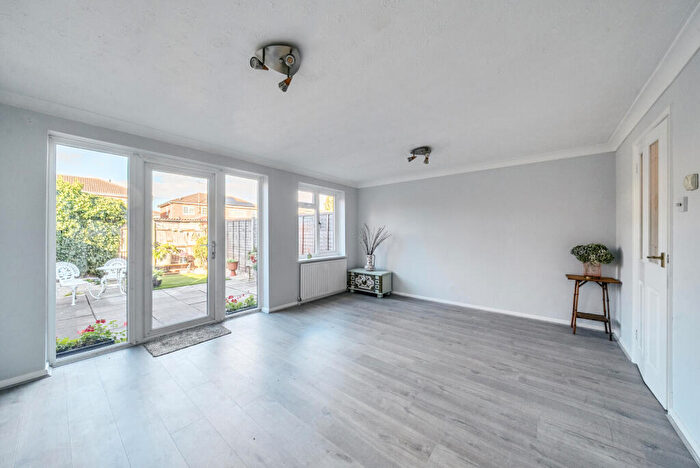 3 Bedroom End Of Terrace House For Sale In Chuters Close, Byfleet, KT14