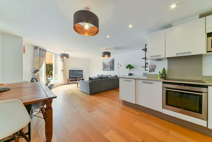 3 Bedroom Flat To Rent In Pavillion House, Water Gardens Square, London, SE16