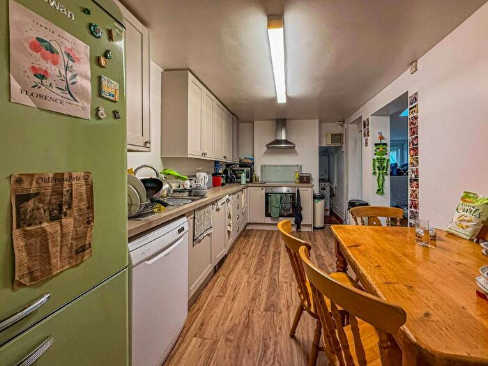 6 Bedroom Private Halls To Rent In Flora Street, Cathays, CF24