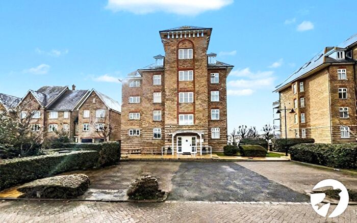 2 Bedroom Flat For Sale In Sandling Way, St. Marys Island, Chatham, Kent, ME4