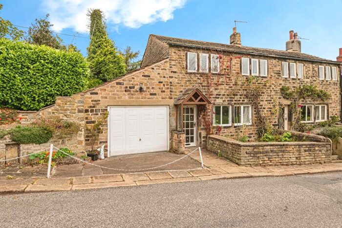 2 Bedroom Character Property For Sale In Lumb Lane, Huddersfield, HD4