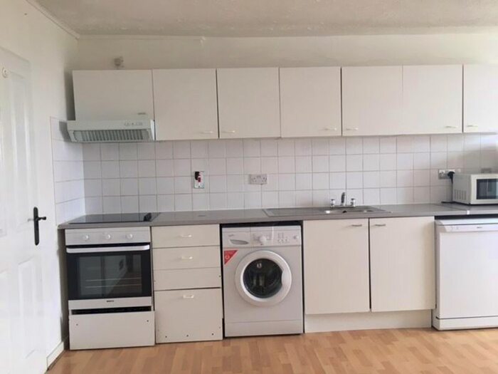 3 Bedroom Flat To Rent In Fontley Way, London, SW15
