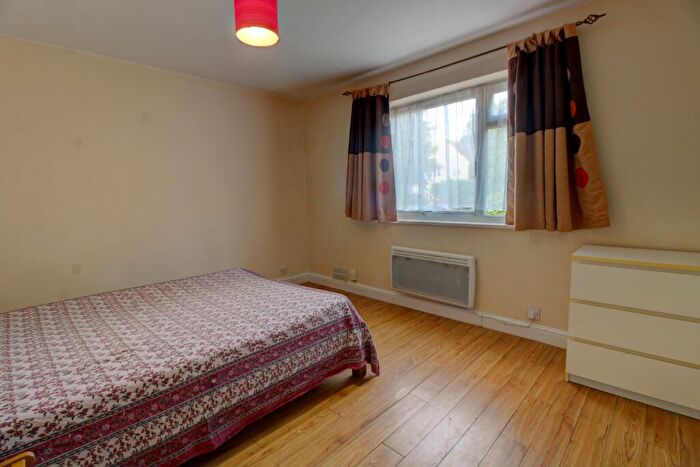 2 Bedroom Maisonette For Sale In Baron Court, Reading, RG30