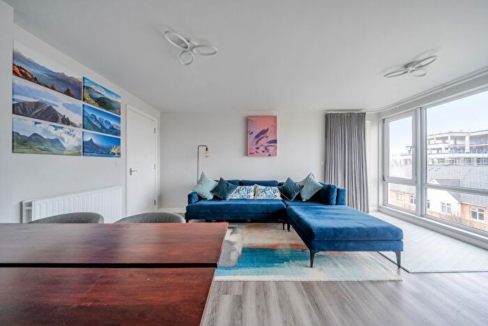 2 Bedroom Flat For Sale In Cedar House, Melliss Avenue, TW9