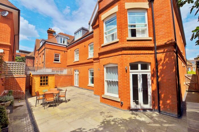 2 Bedroom Flat To Rent In Jenner Road, Guildford, GU1