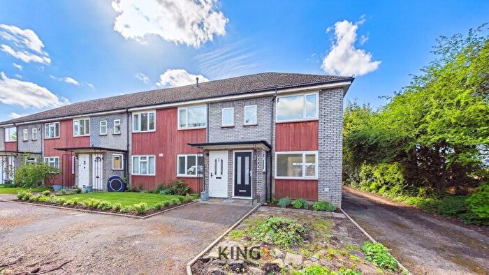 2 Bedroom Maisonette For Sale In Rosary Court, Potters Bar, EN6