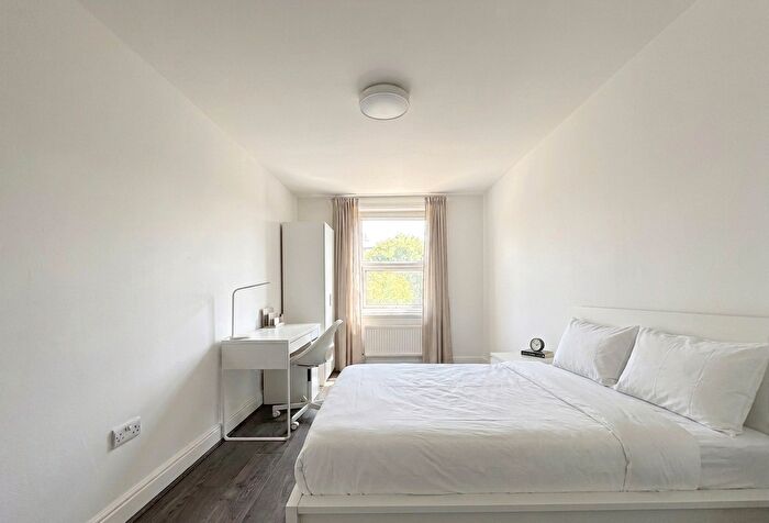3 Bedroom Flat To Rent In Mile End Road, Mile End, E1