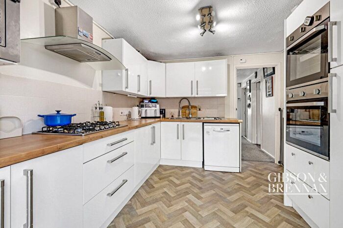 3 Bedroom Terraced House For Sale In South Crockerford, Basildon, SS16