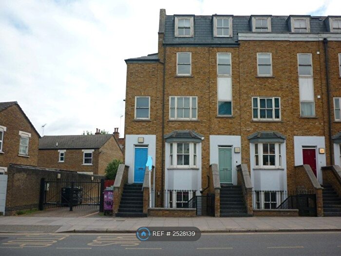 2 Bedroom Flat To Rent In Grove Road, London, E3