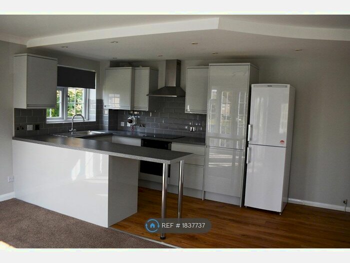2 Bedroom Flat To Rent In Cookham Road, Maidenhead, SL6