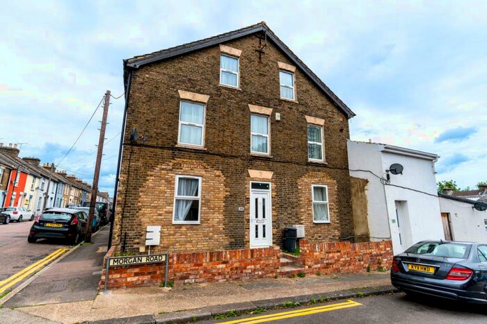 3 Bedroom Semi-Detached House To Rent In Montfort Road, Rochester, Kent, ME2