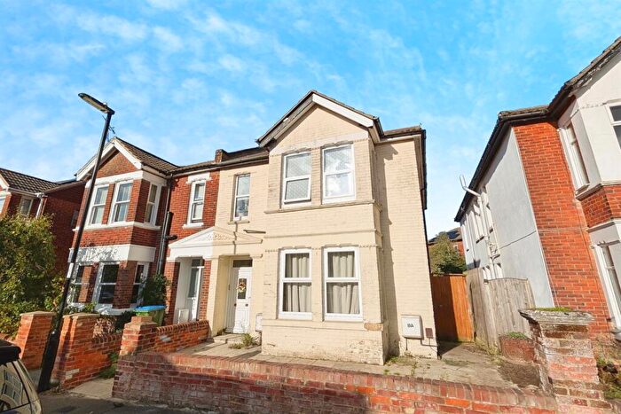 3 Bedroom Flat To Rent In Norfolk Road, SO15