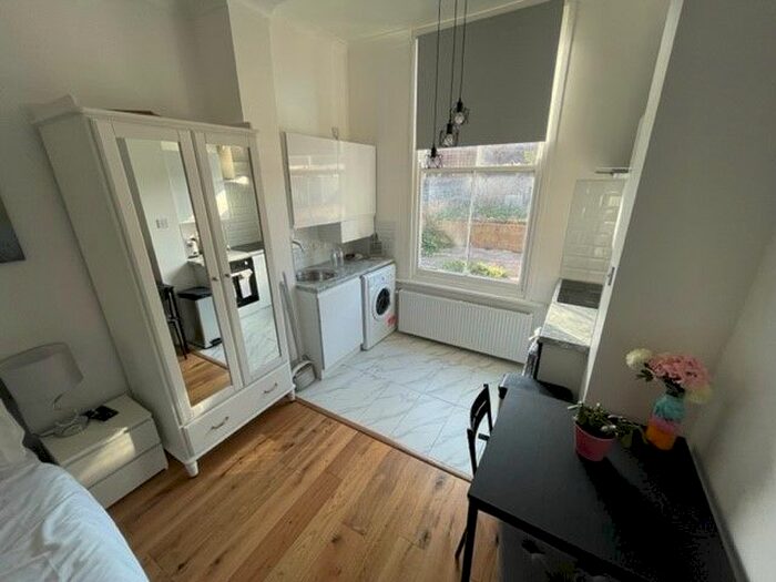 Studio To Rent In Penywern Road, Earls Court, London, SW5