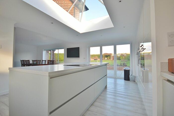 5 Bedroom Detached House For Sale In Wycombe Road, Saunderton, HP27
