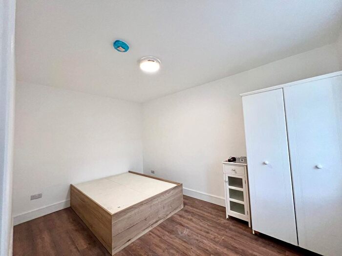 5 Bedroom End Of Terrace House To Rent In Spencer Road, Slough, SL3