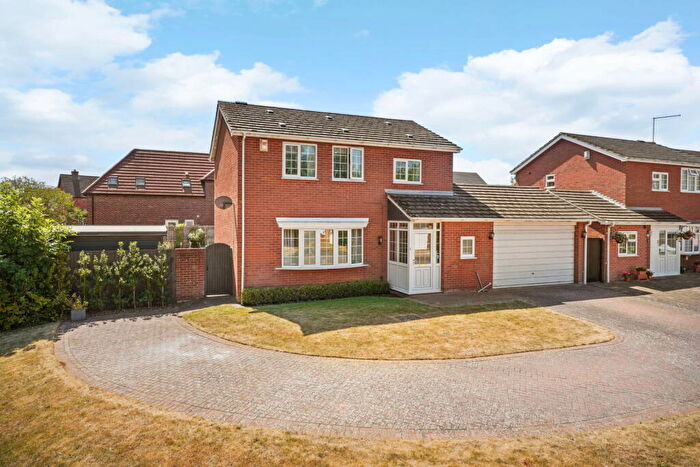 3 Bedroom Detached House For Sale In Gable Close, Daventry, Northamptonshire, NN11