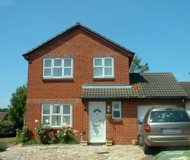 4 Bedroom Detached House To Rent In Larch Way, Farnborough GU14