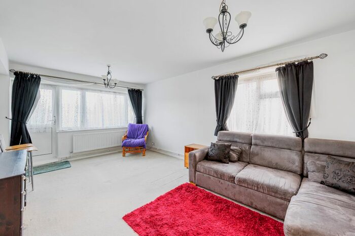 2 Bedroom Flat To Rent In Clayponds Gardens, Ealing, London, W5