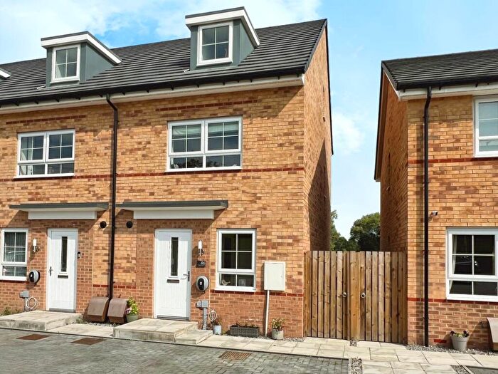 4 Bedroom End Of Terrace House For Sale In Leafcutter Way, Cleckheaton, West Yorkshire, BD19