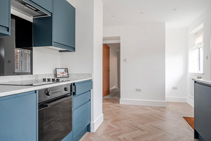 1 Bedroom Flat To Rent In High Street, Thames Ditton, KT7