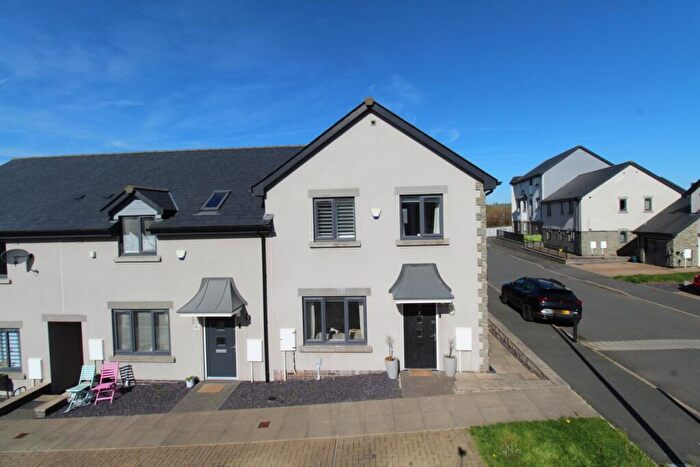 3 Bedroom End Of Terrace House For Sale In Hoggan Park, Brecon, LD3
