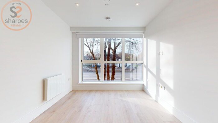 2 Bedroom Flat To Rent In Flat, Coombe Hill House, Beverley Way, London, SW20