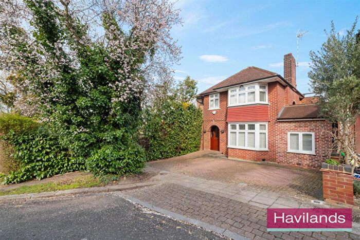 3 Bedroom Detached House For Sale In Elmbank, London, N14