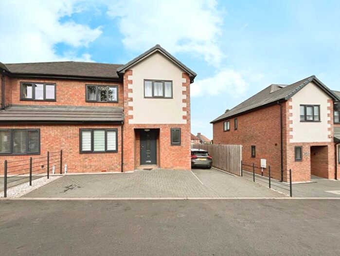 3 Bedroom Semi-Detached House To Rent In Oaklands Grove, Uttoxeter, ST14