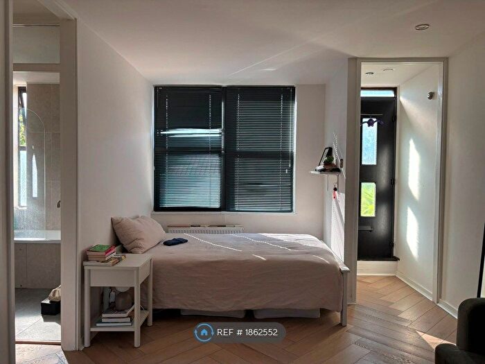 Studio To Rent In Priory House, London, SW1V