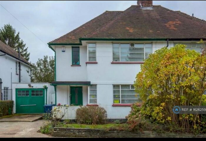 3 Bedroom Semi-Detached House To Rent In Howard Walk, London, N2