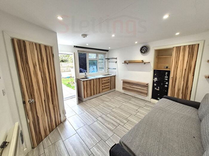 2 Bedroom Barn Conversion To Rent In Hendon, NW4
