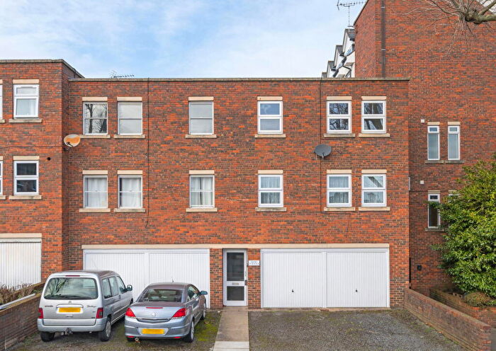 1 Bedroom Flat For Sale In Balmoral Road, Worcester Park, KT4