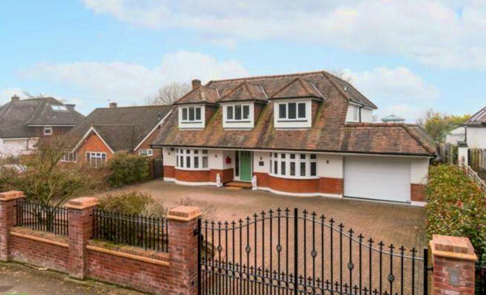4 Bedroom Detached House For Sale In The Ridgeway, Hertfordshire, EN6