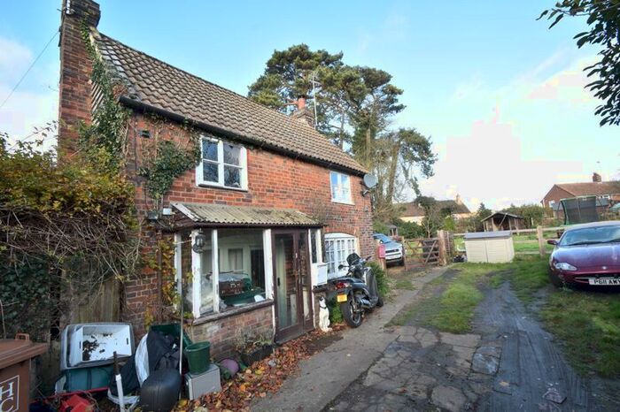 2 Bedroom Cottage For Sale In East Street, Lilley, Luton LU2