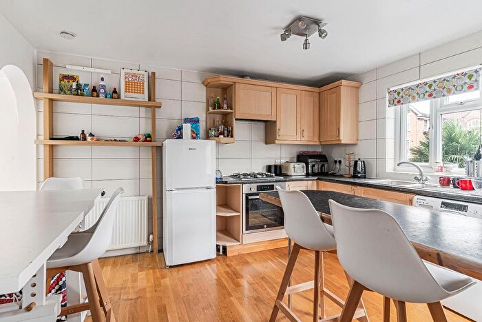 1 Bedroom Flat For Sale In Warner Road, London, SE5