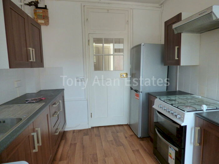 4 Bedroom Flat To Rent In Dron House, E1